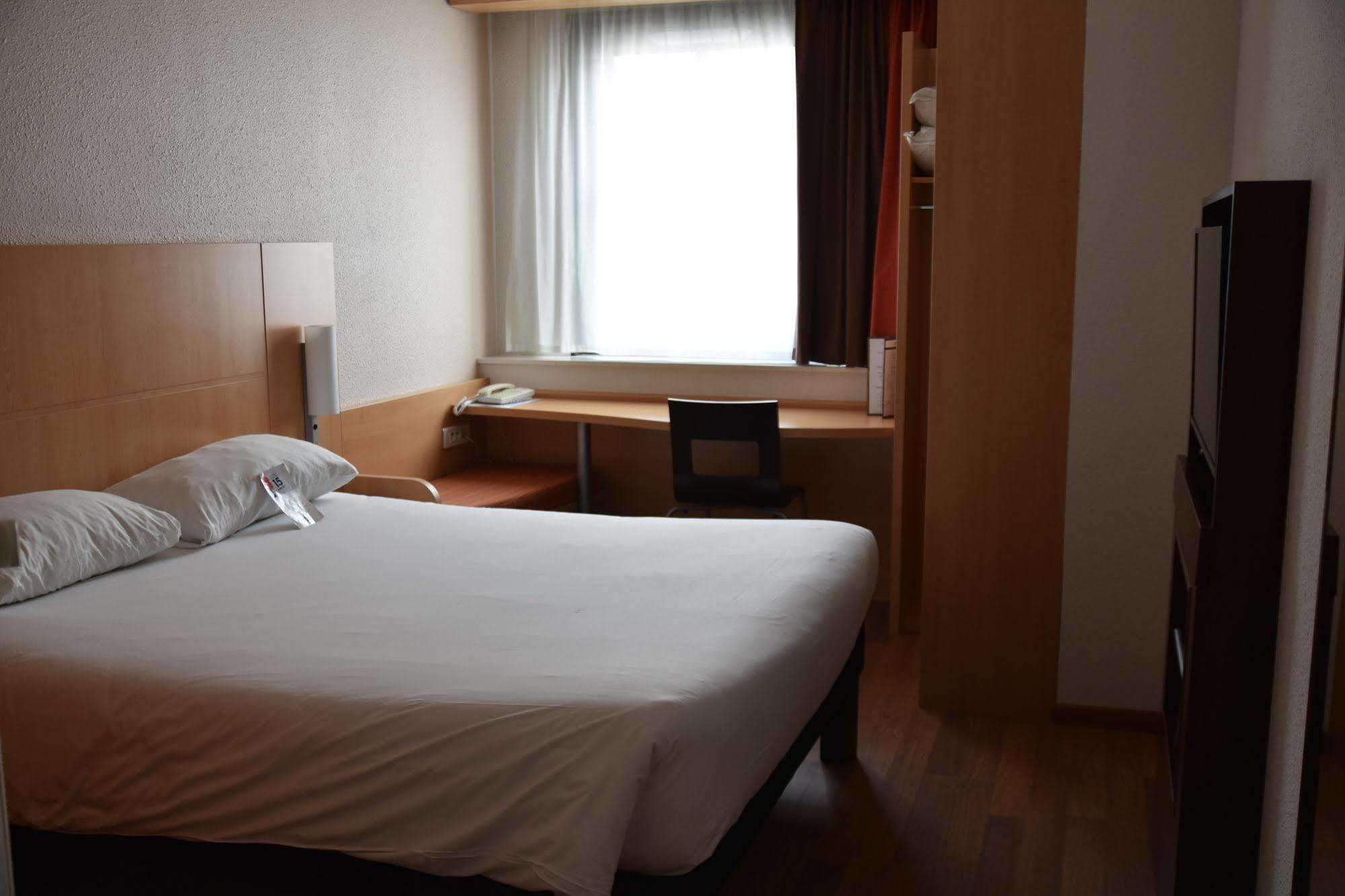 Ibis Rochefort Exterior photo